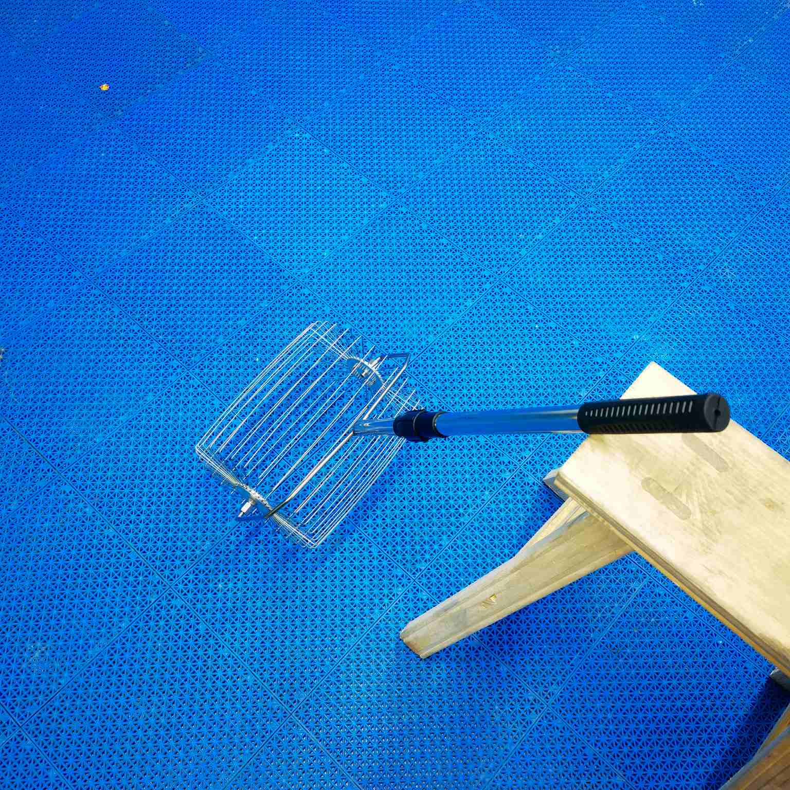 Portable table tennis ball collector